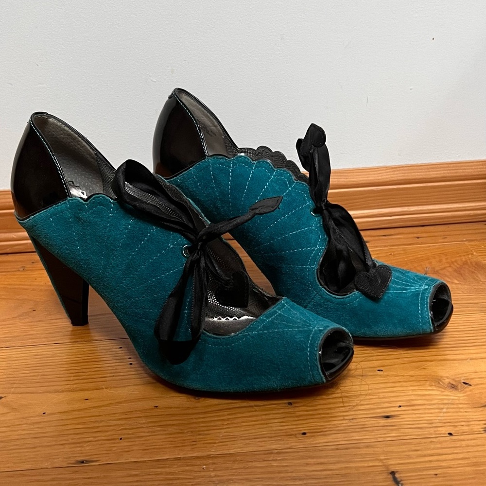 Poetic Licence Kiss and Tell heel